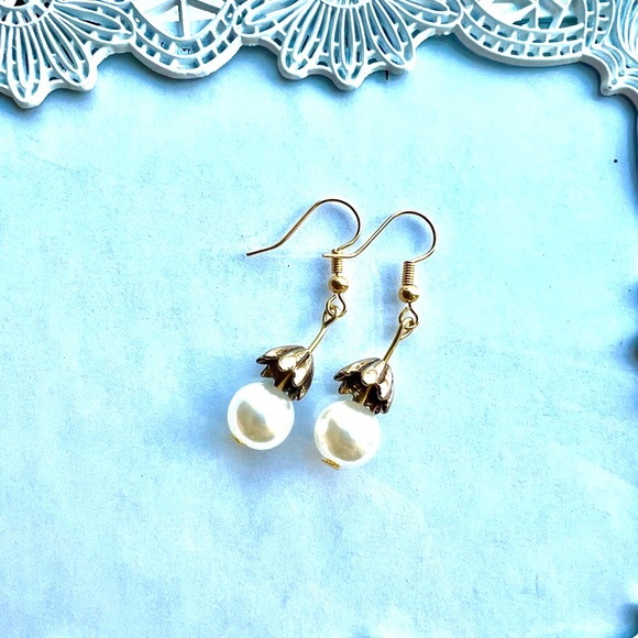 New ~ Pearl Flower Drop Earrings - Picture 5 of 5